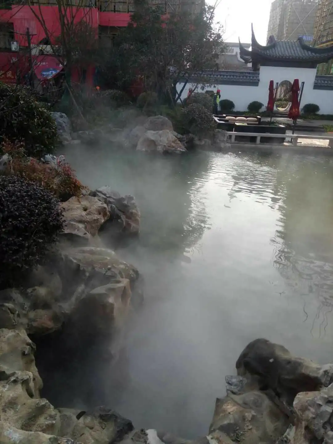 人工池塘假山造雾.jpg